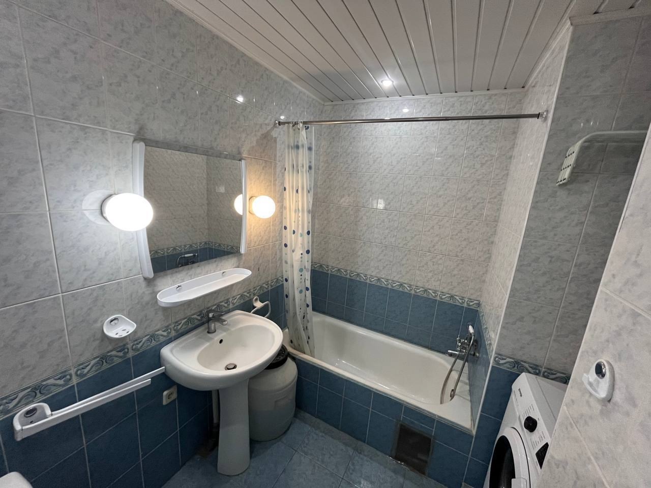 Продам 3-х комнатную квартиру Городок Пархоменко (р-н Донбасса). Общая площадь квартиры 69,4 м2, на 6/9 эт. Состояние квартиры жилое как на фото. В квартире две изолированные комнаты, одна проходная, большая кухня, с/узел совместный, балкон остеклен деревянной рамой. В квартире качественная столярка, м/п разв...
