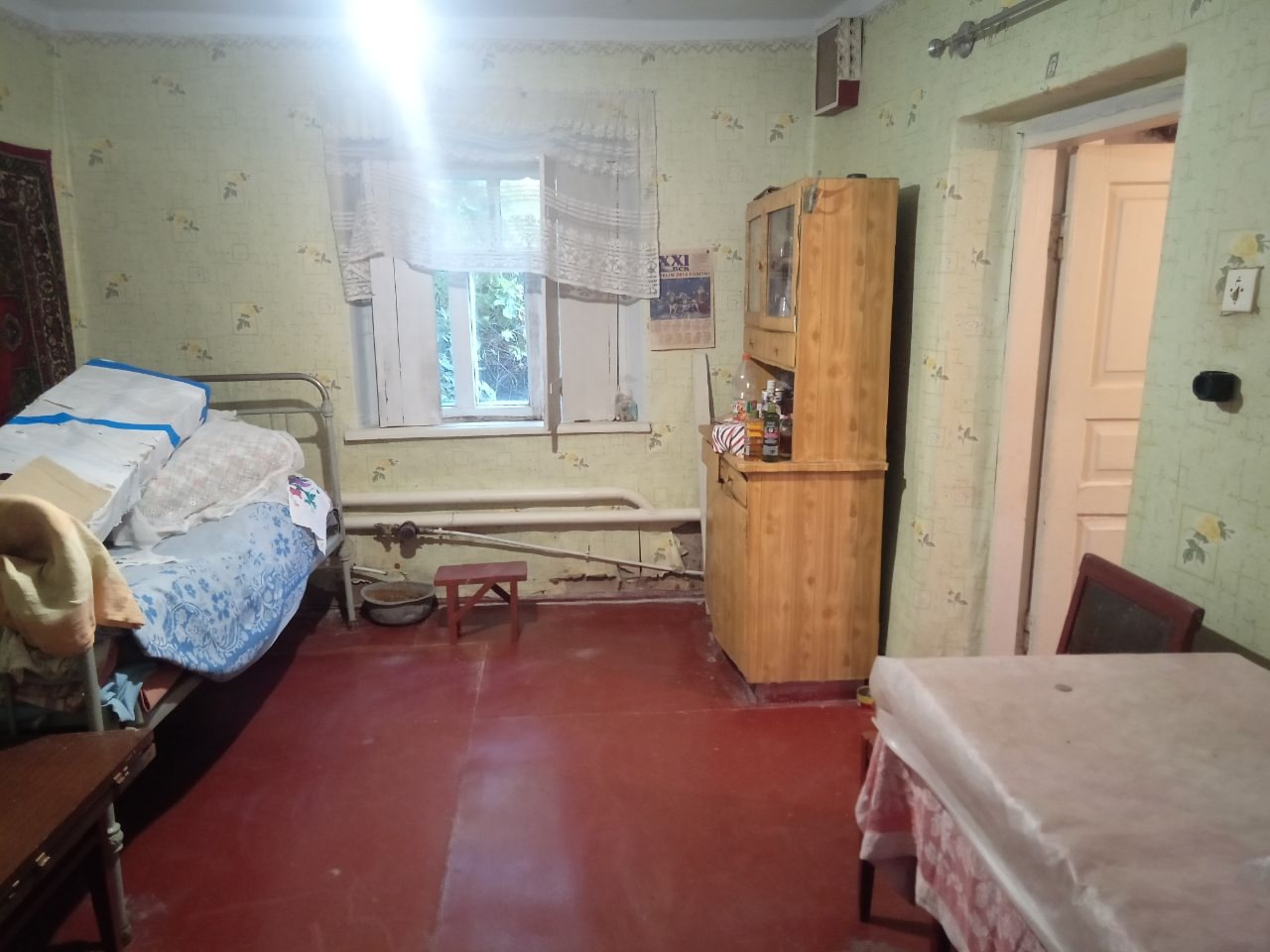 Продам дом Средний Камброд город Луганск, мергель/кирпич, пл. 31 кв.м., 3 комнаты, жилое состояние, газовый котел, вода в доме ( центральная), подвал, на участке 4 сот. ( не приват) хозяйственные постройки, туалет, заезд под авто. Цена 1 800 000 руб. тел. +79591424483 Елена...