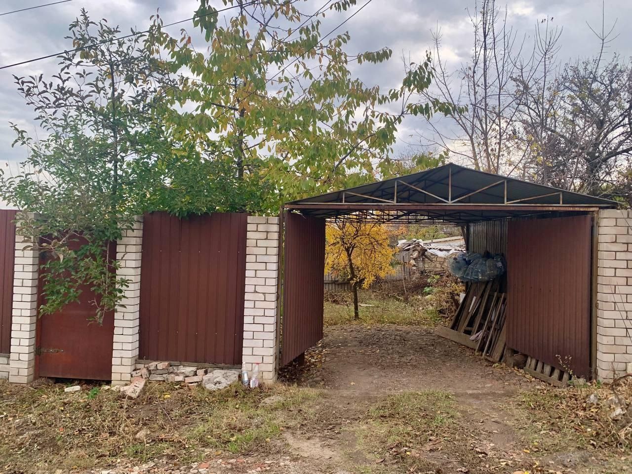 3х комн кварт 56м2 пер. Фрунзенский (район гост. Дружба), г. Луганск Продам 3х комн квартиру на земле 56м2 пер. Фрунзенский (район гост. Дружба), г. Луганск. Свежий ремонт. 3 - комнаты. Кухня. Удобства в доме. Отопление двухконтурный котел. Окна м/п с коваными декоративными решетками. Внимание! Сливная яма бе...
