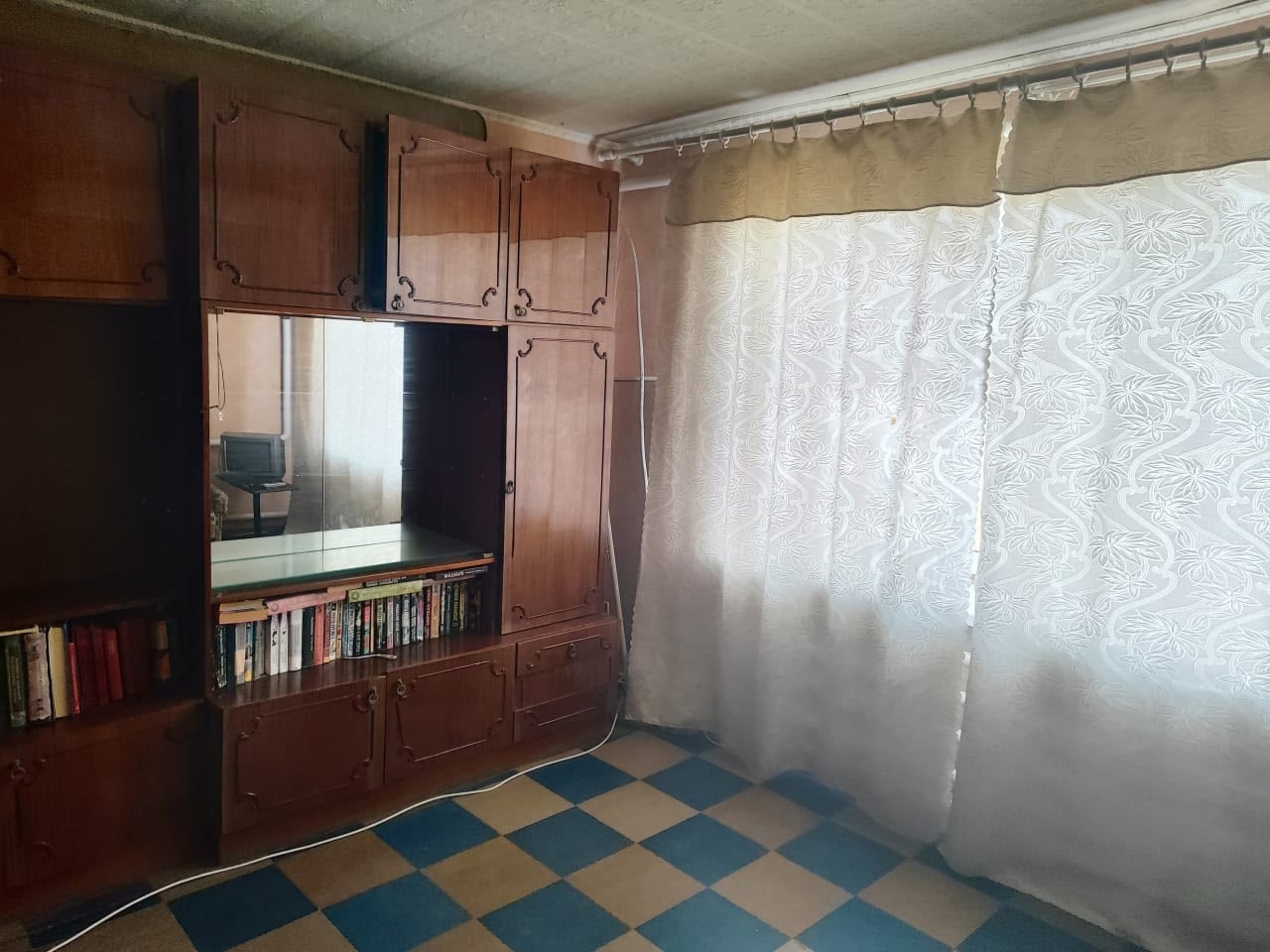 Продам 2 х комнатную квартиру в г Красный Луч Мин 3 дом 16 этаж 9 Пластиковые окна бак на 200 кондиционер газовое отопление . Отопление проведено под Пизу и под потолком чтоб было теплей. При минус -5-7 котел стоит на 3 . Крыша отремонтирована полностью. Лифт работает . Все что в квартире остаётся. 1100000 +7...