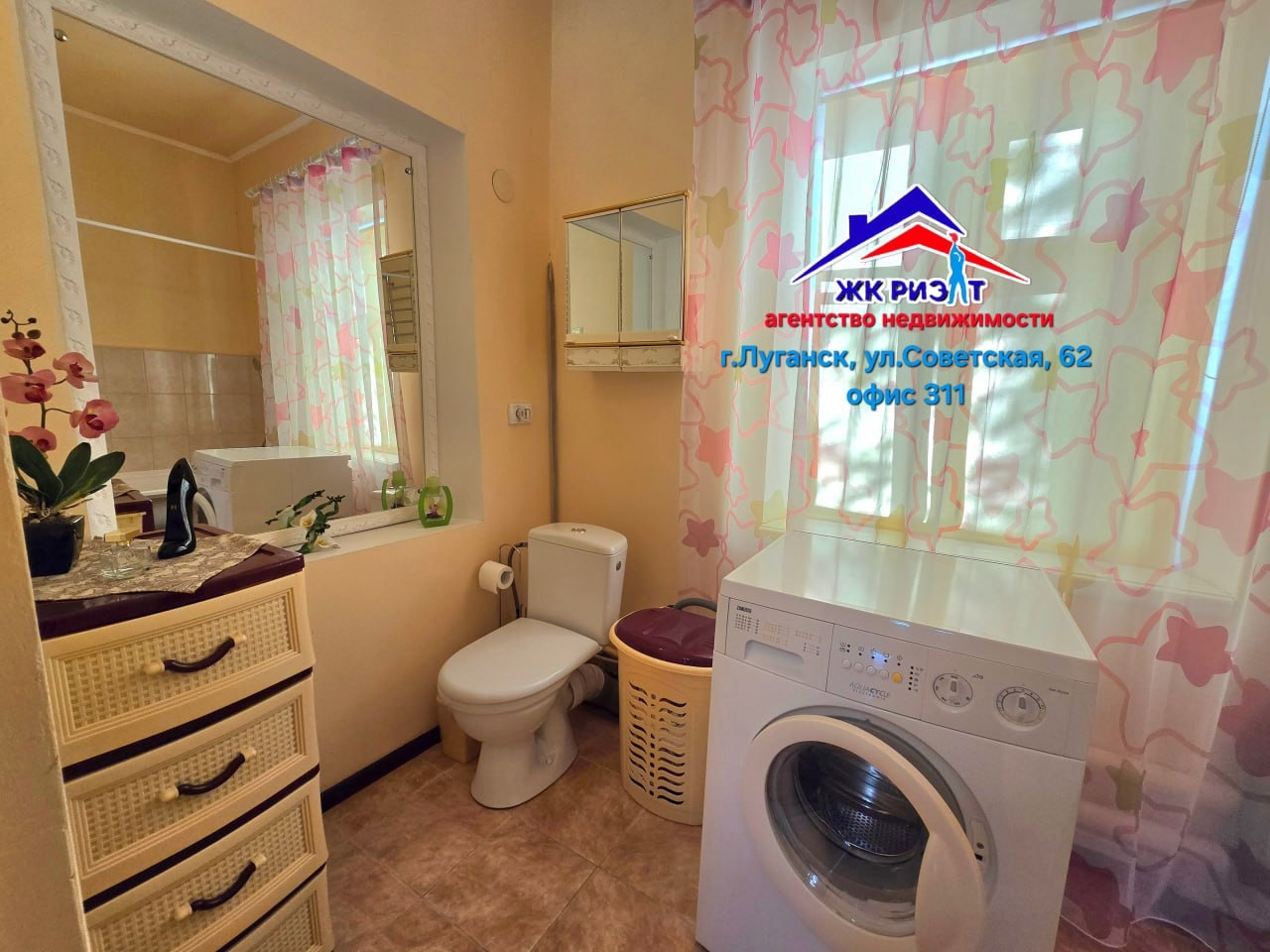 Продам дом в районе выше 13 школы (Камброд, г. Луганск). В доме 3 комнаты и проходной коридор. Общая площадь 89 м2, из них жилая 48 м2. Комнаты частично изолированные. Санузел совмещён. Высота потолка 3 метра! Большая, просторная кухня. Толстые стены обеспечивают энергосбережение. Цоколь высокий. Есть цокольн...