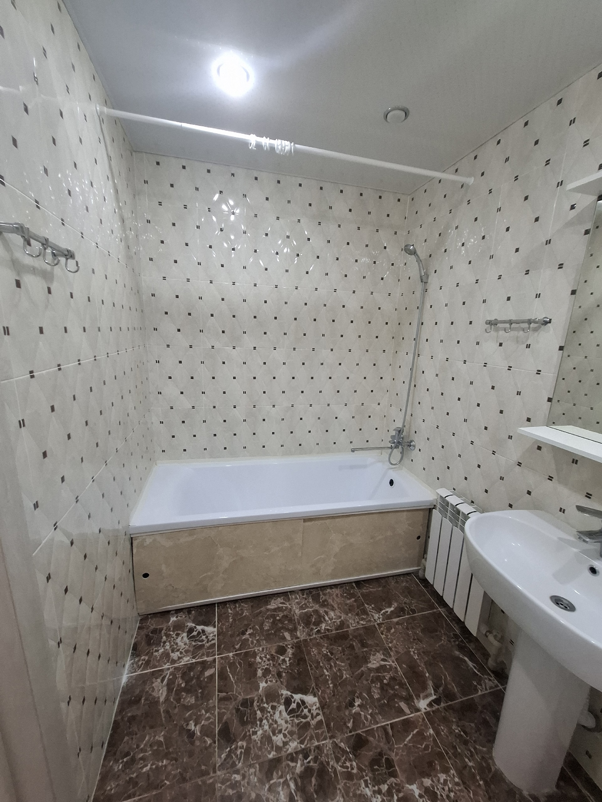 Продам однокомнатную квартиру общей площадью 40 м.кв. Расположенная по адресу ул. Капанелли 2/2 первый этаж, центргорода, дом кирпичный. В идеальном состоянии, автономное отопление, скважина. Цена 3 200 000 руб. Тел. +79591092084...