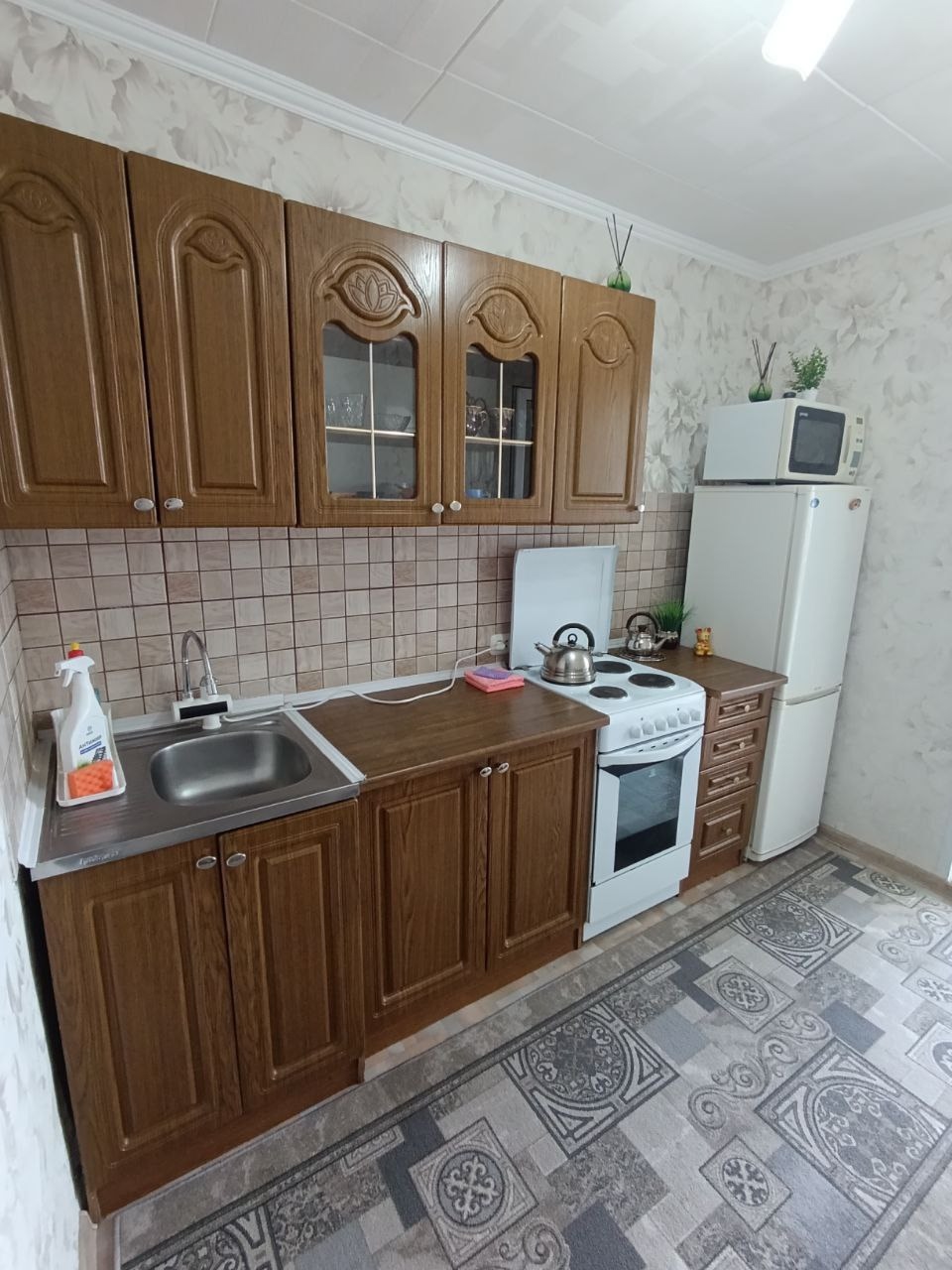 Продам 1-к квартиру в Луганске, Артёмовский р-н, кв.Ольховский. 10/14 эт , 36,3 м2 общая площадь Квартира в отличном жилом состоянии, после ремонта - М/П окна, балкон застеклён, проводка, коммуникации новые, ламинат. Хорошее расположение. . Цена 4,9 млн руб +7959-216-43-31 +7959-505-37-17 Елена ...