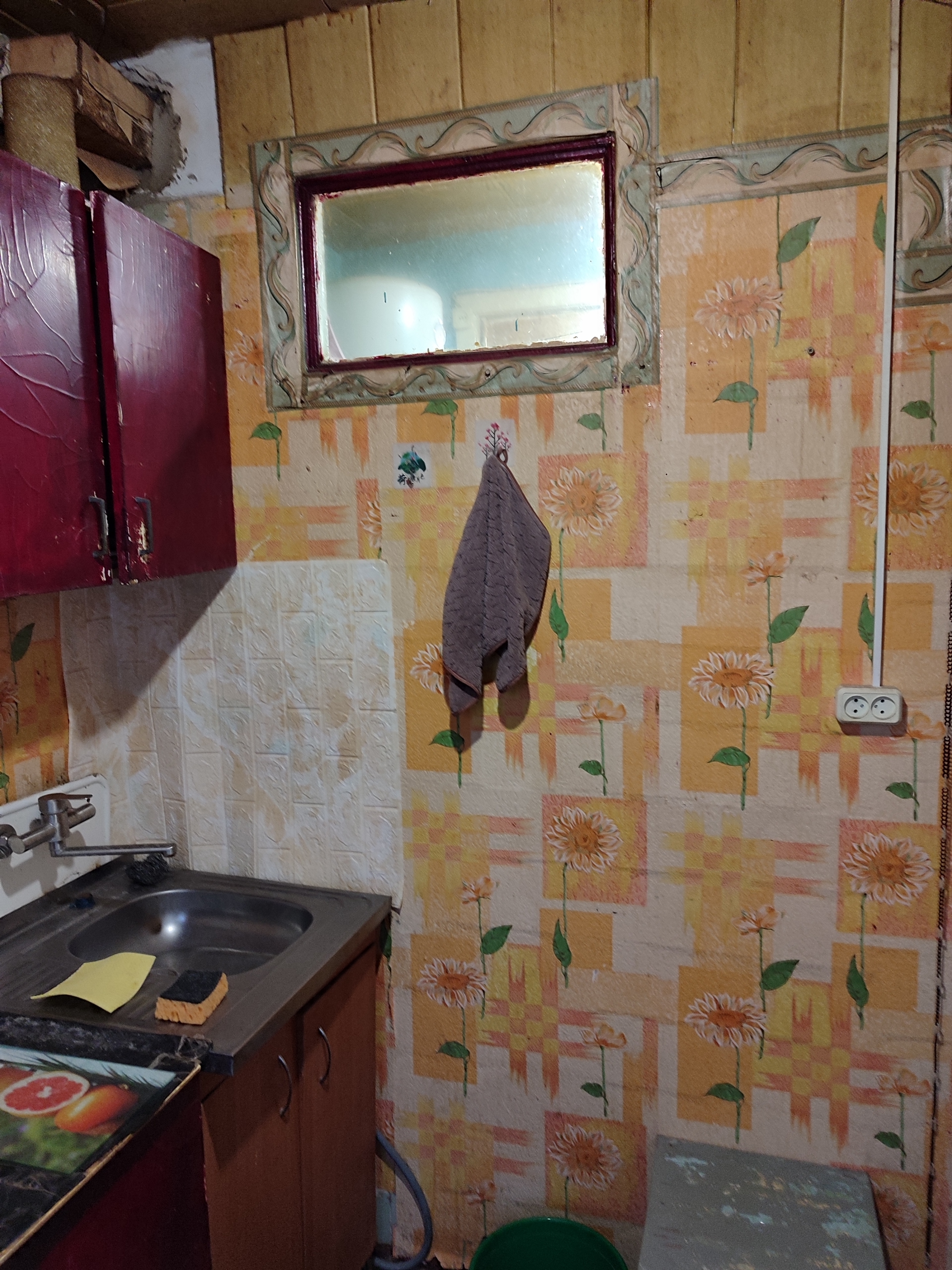 Продам 2-комн. квартиру на востоке Луганска ● По адресу: г.Луганск, кв. Комарова ● Цена: 3 700 000₽ (торг) ● Телефон: +7 (959) 136-37-47 ● Описание: Продам 2-комн. квартиру на восточных квартолах. 1/5 эт. Площадь 48/33/6 кв.м. Комннаты раздельные. Окна пластиковые. Отрезана от центрального отопления. В качест...
